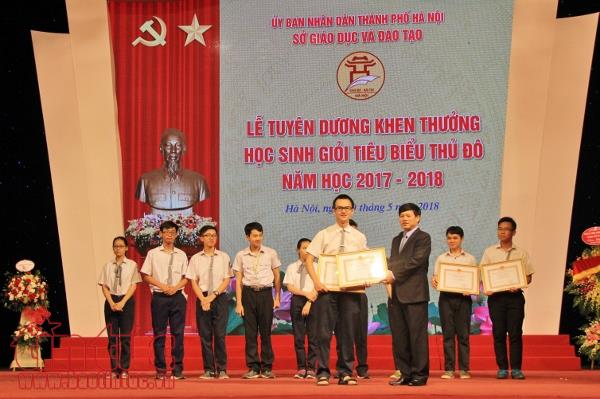 Hà Nội tuyên dương khen thưởng học sinh giỏi tiêu biểu năm học 2017-2018 ảnh 1